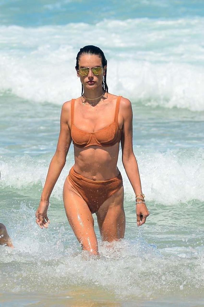 Alessandra Ambrosio arkadaşlarıyla keyif yaptı