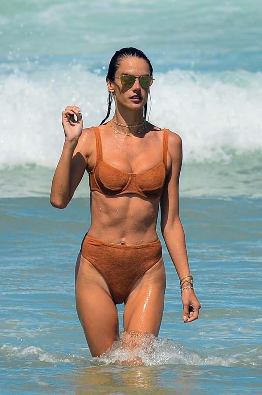 Alessandra Ambrosio arkadaşlarıyla keyif yaptı