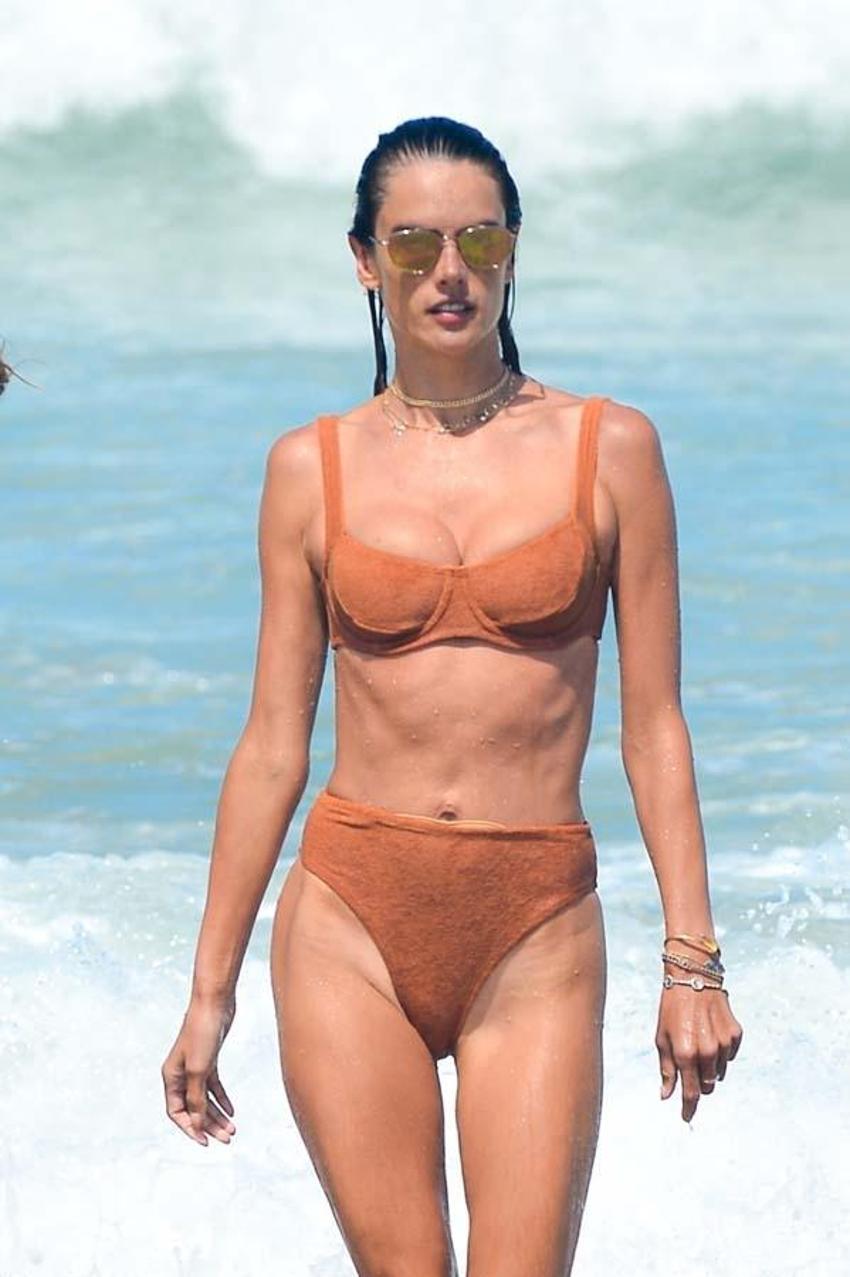 Alessandra Ambrosio arkadaşlarıyla keyif yaptı