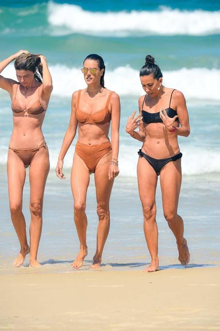 Alessandra Ambrosio arkadaşlarıyla keyif yaptı