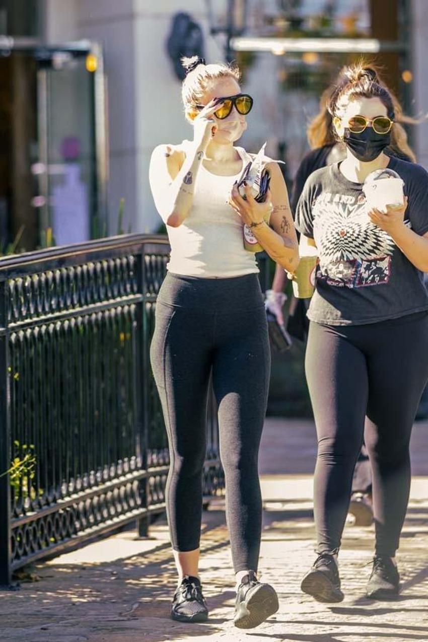 Sütyenini evde unuttu! Bütün gün böyle gezdi, Miley Cyrus...