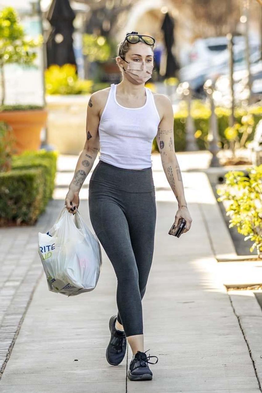 Sütyenini evde unuttu! Bütün gün böyle gezdi, Miley Cyrus...