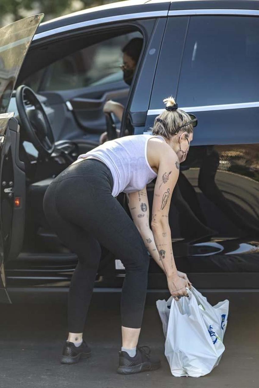 Sütyenini evde unuttu! Bütün gün böyle gezdi, Miley Cyrus...
