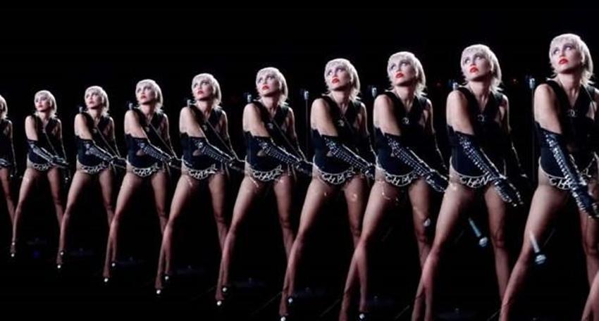 Sütyenini evde unuttu! Bütün gün böyle gezdi, Miley Cyrus...