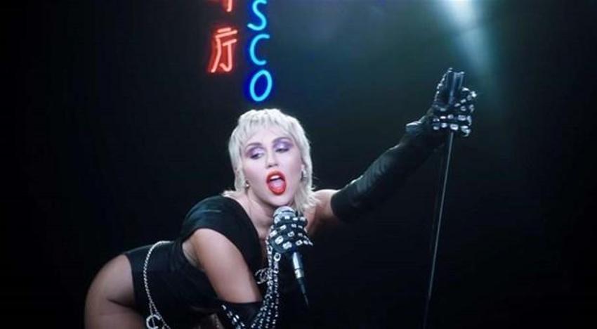 Sütyenini evde unuttu! Bütün gün böyle gezdi, Miley Cyrus...