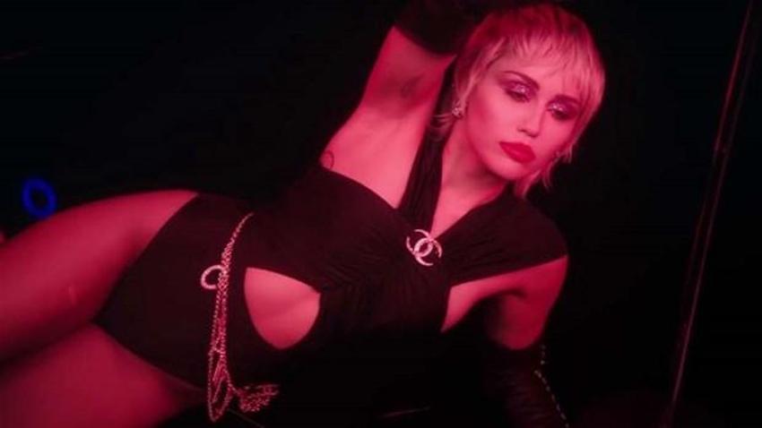 Sütyenini evde unuttu! Bütün gün böyle gezdi, Miley Cyrus...