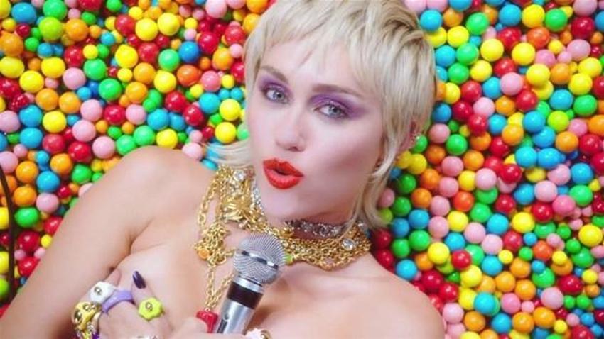Sütyenini evde unuttu! Bütün gün böyle gezdi, Miley Cyrus...
