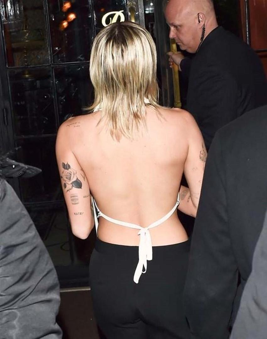 Sütyenini evde unuttu! Bütün gün böyle gezdi, Miley Cyrus...