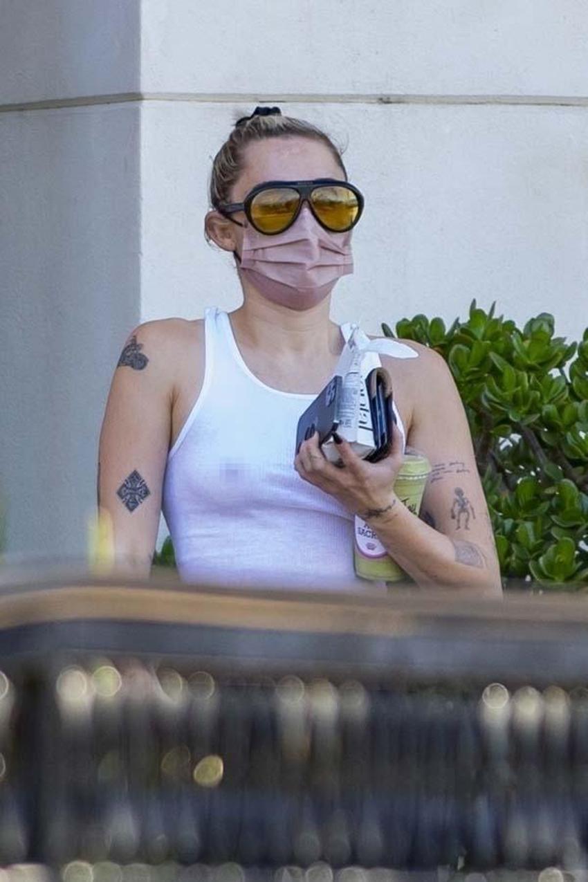 Sütyenini evde unuttu! Bütün gün böyle gezdi, Miley Cyrus...
