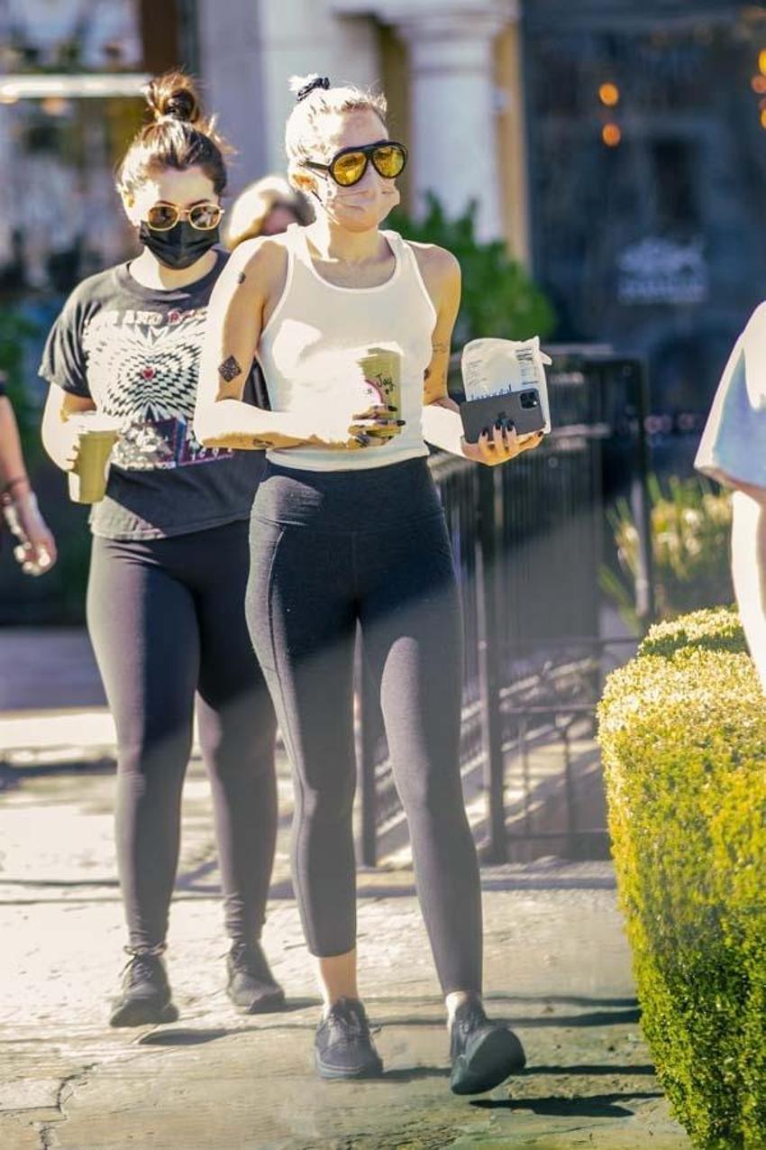 Sütyenini evde unuttu! Bütün gün böyle gezdi, Miley Cyrus...