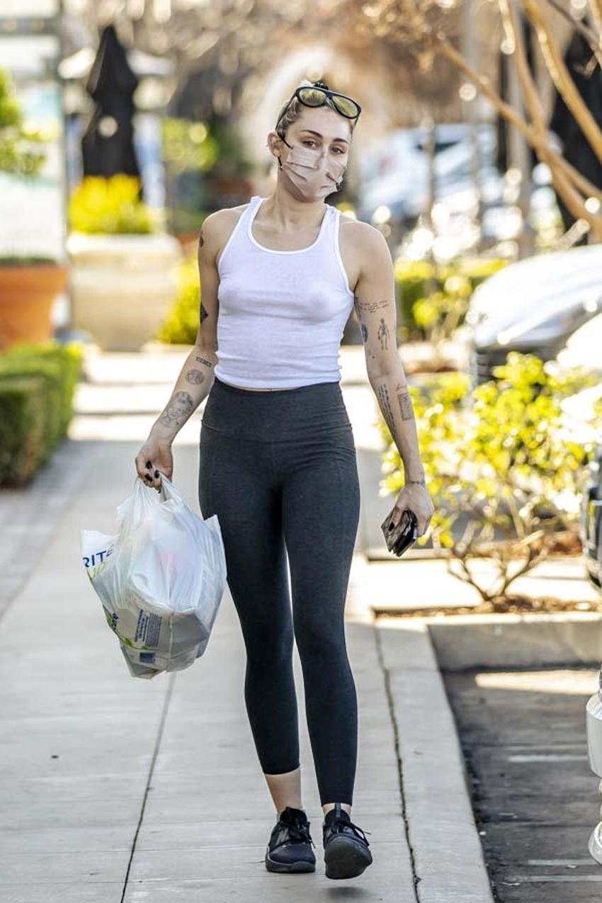 Sütyenini evde unuttu! Bütün gün böyle gezdi, Miley Cyrus...