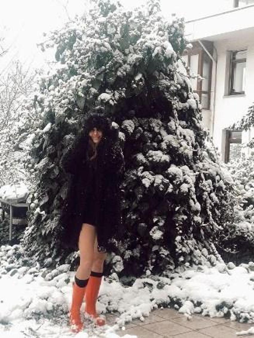 Değişimiyle gündem olan Zeynep Koçak kara meydan okudu! Mini şortuyla...