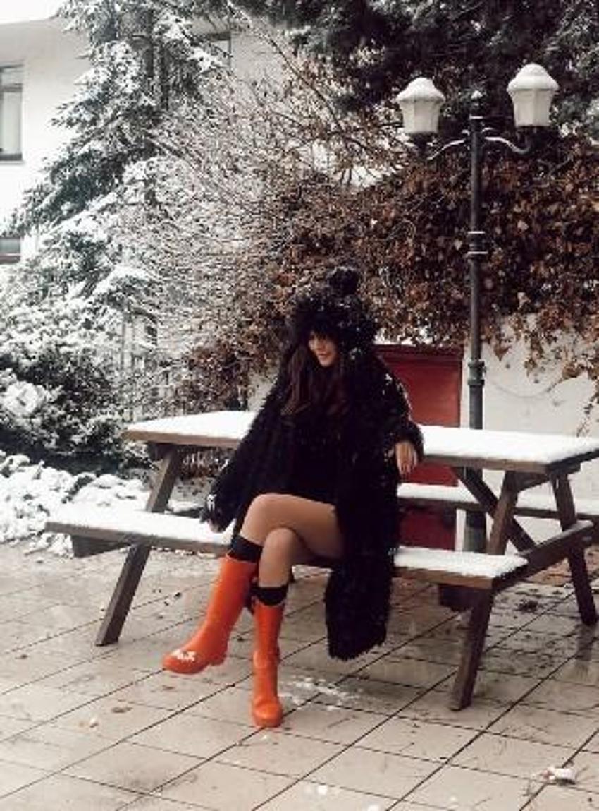 Değişimiyle gündem olan Zeynep Koçak kara meydan okudu! Mini şortuyla...