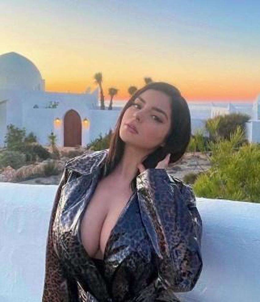 Demi Rose bu defa yarı çıplak poz verdi!