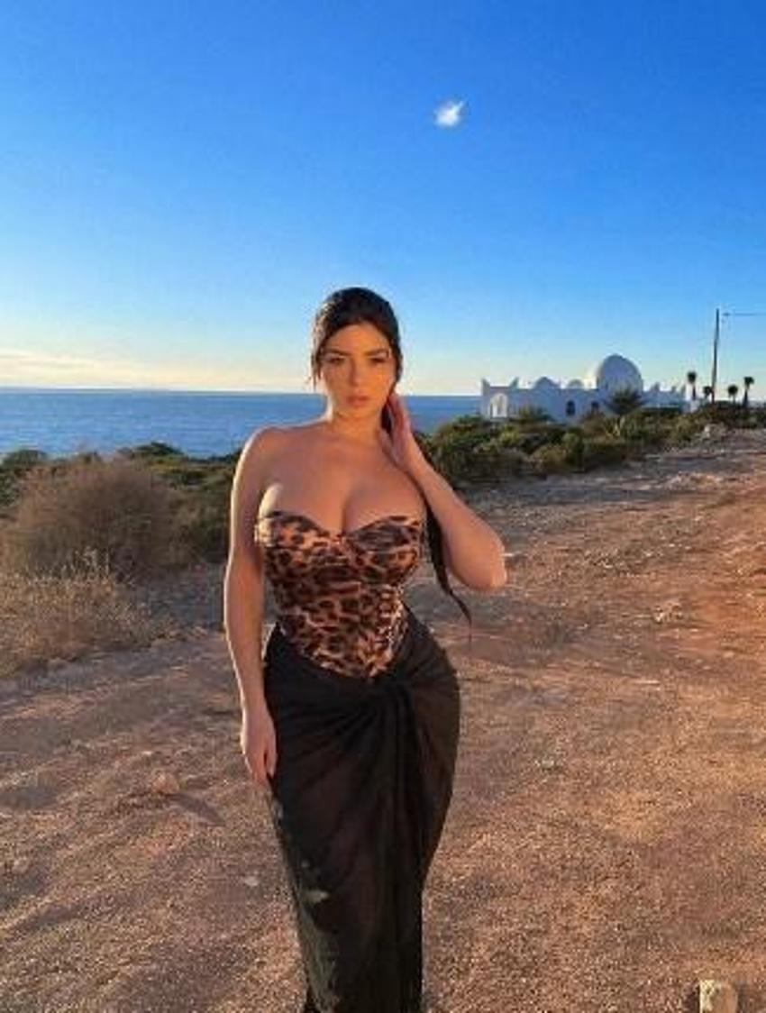 Demi Rose bu defa yarı çıplak poz verdi!