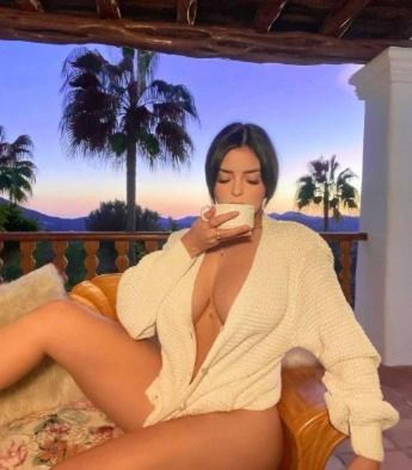 Demi Rose bu defa yarı çıplak poz verdi!