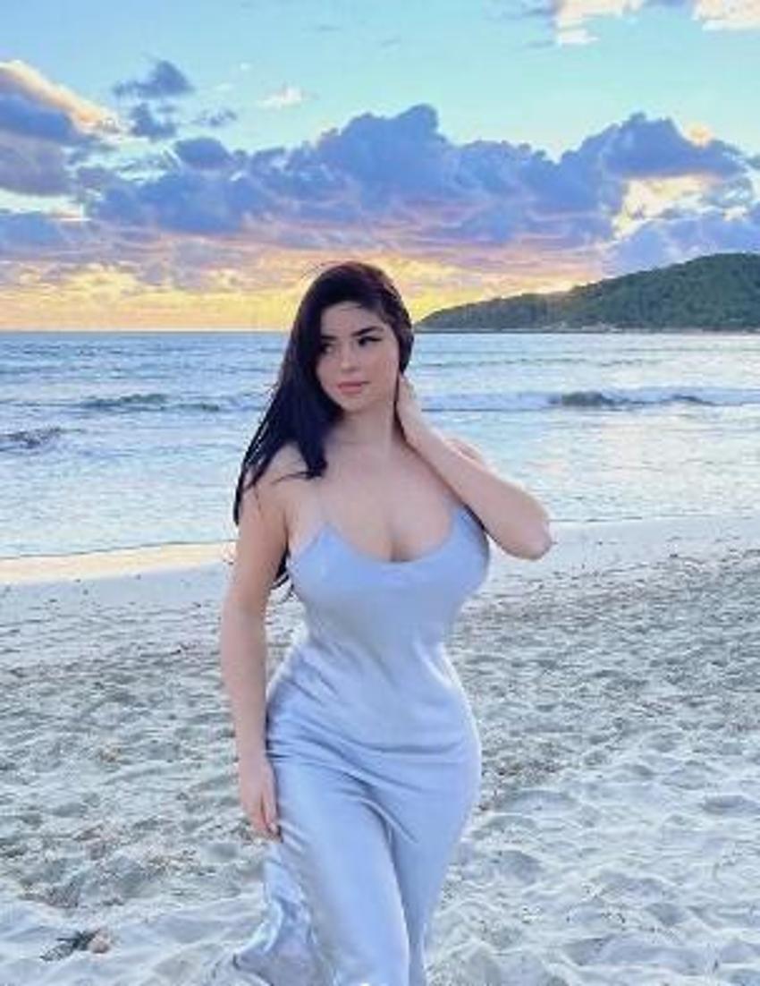 Demi Rose bu defa yarı çıplak poz verdi!