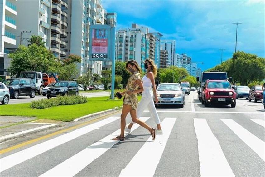 Ünlü model Alessandra Ambrosio kendini podyumda sandı