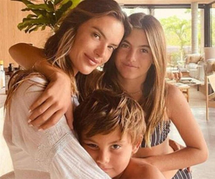 Ünlü model Alessandra Ambrosio kendini podyumda sandı