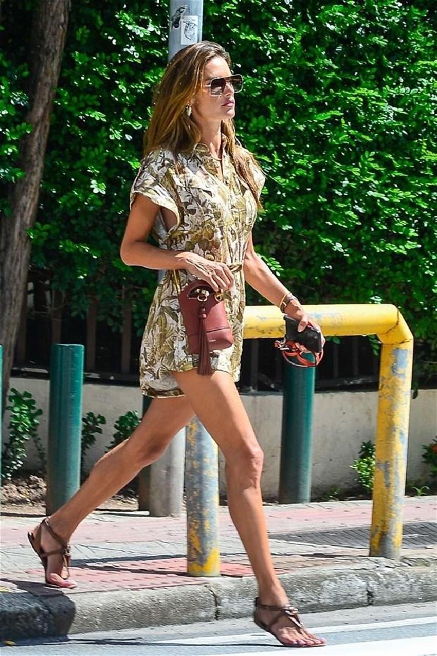 Ünlü model Alessandra Ambrosio kendini podyumda sandı