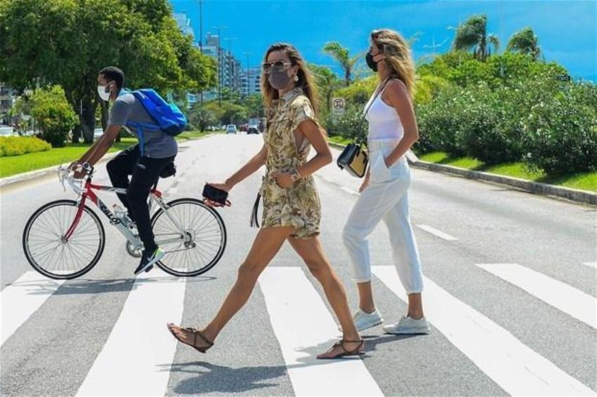 Ünlü model Alessandra Ambrosio kendini podyumda sandı