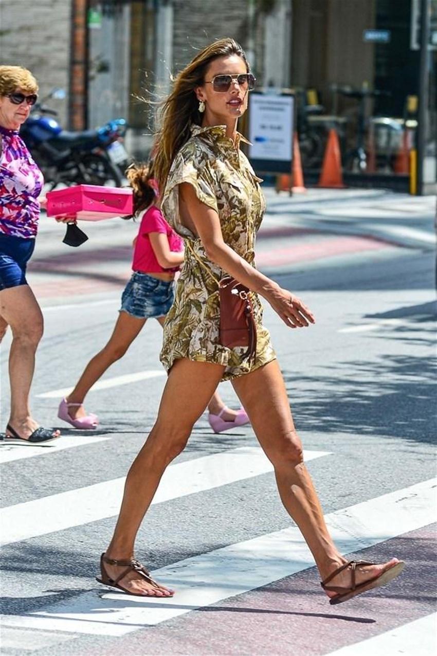 Ünlü model Alessandra Ambrosio kendini podyumda sandı
