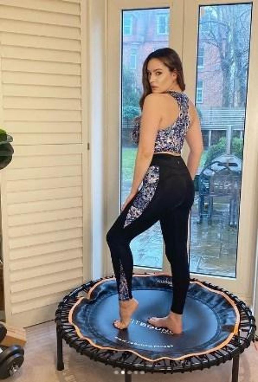 Kıvrımlı model Kelly Brook yatak odasında sevgilisine böyle poz verdi!