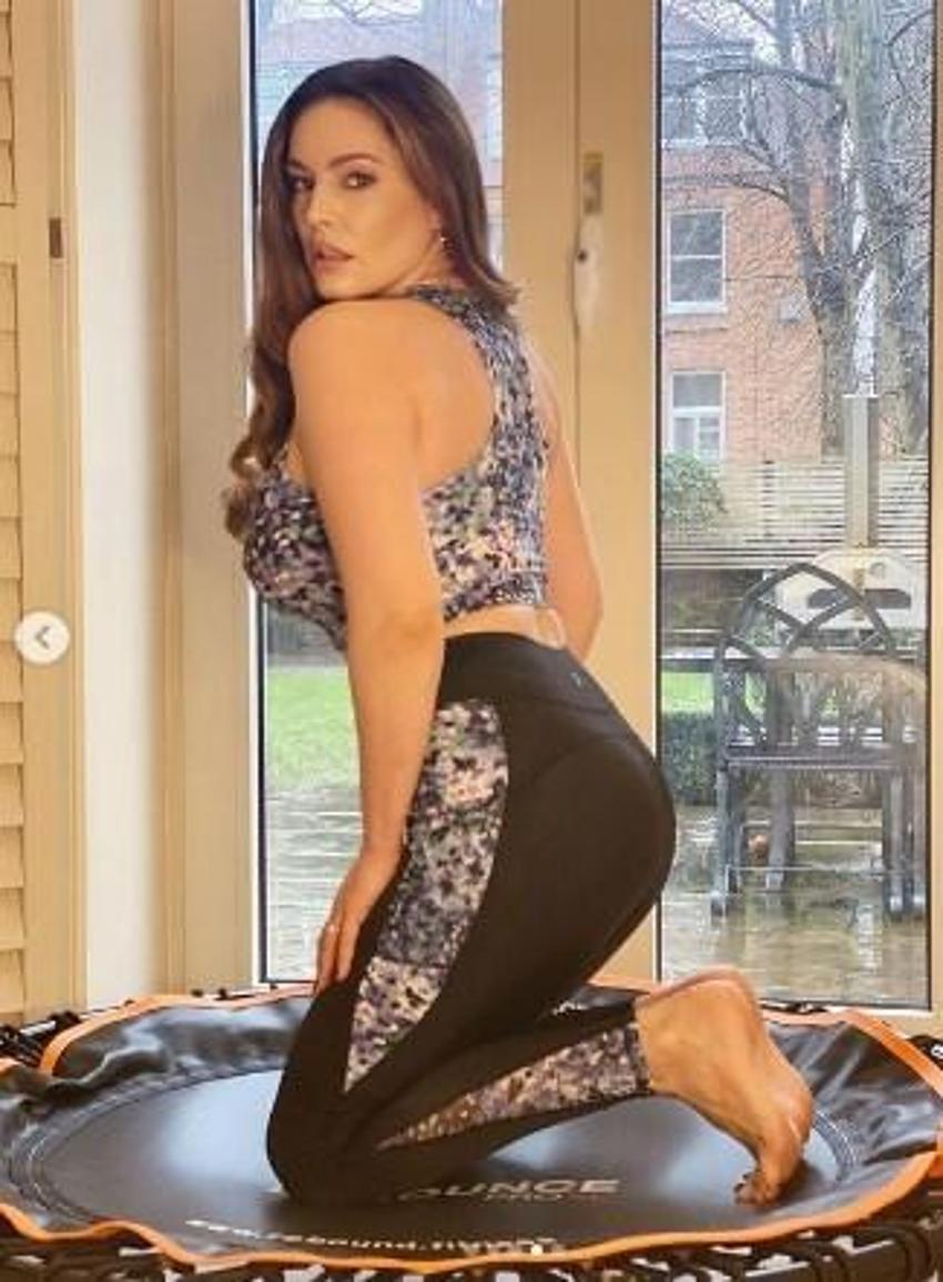 Kıvrımlı model Kelly Brook yatak odasında sevgilisine böyle poz verdi!