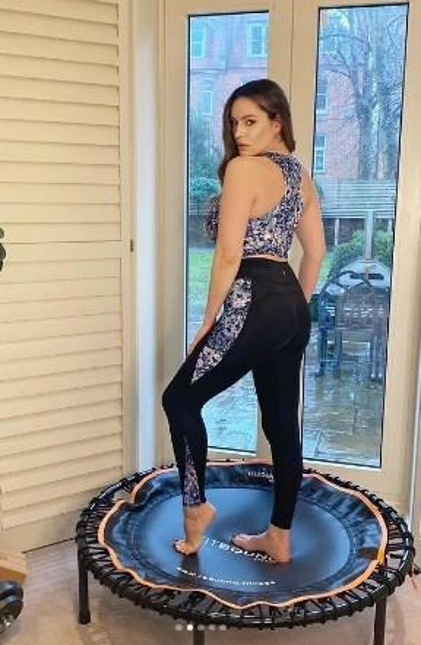Kıvrımlı model Kelly Brook yatak odasında sevgilisine böyle poz verdi!