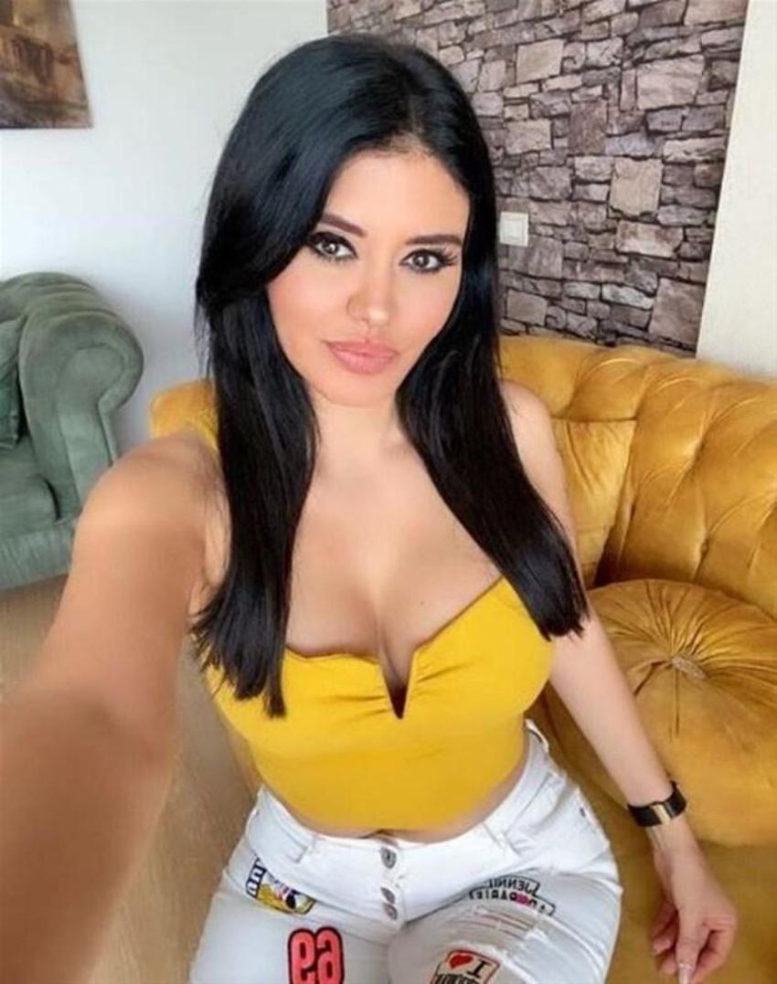 Ebru Polat cesur paylaşımlarına yenisini ekledi! Göğüs dekoltesi...