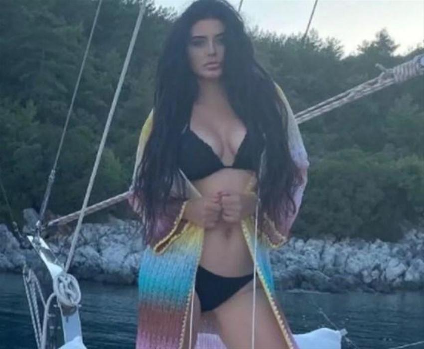 Ebru Polat cesur paylaşımlarına yenisini ekledi! Göğüs dekoltesi...