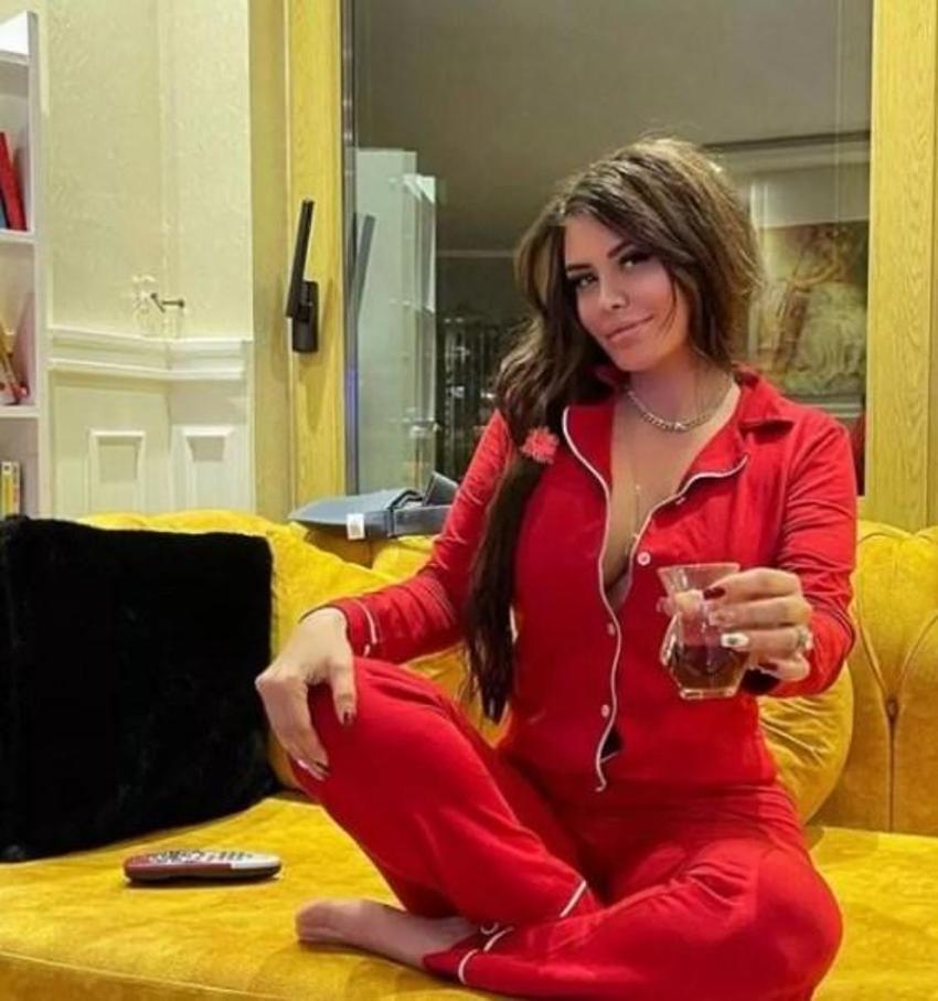 Ebru Polat cesur paylaşımlarına yenisini ekledi! Göğüs dekoltesi...