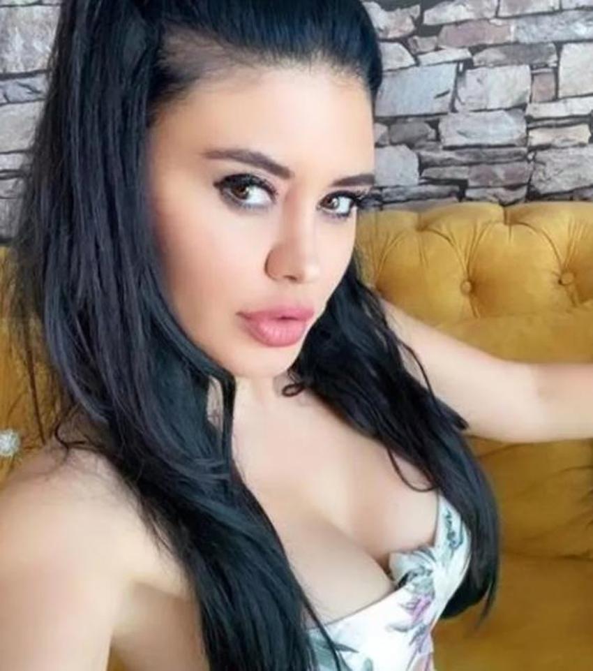 Ebru Polat cesur paylaşımlarına yenisini ekledi! Göğüs dekoltesi...