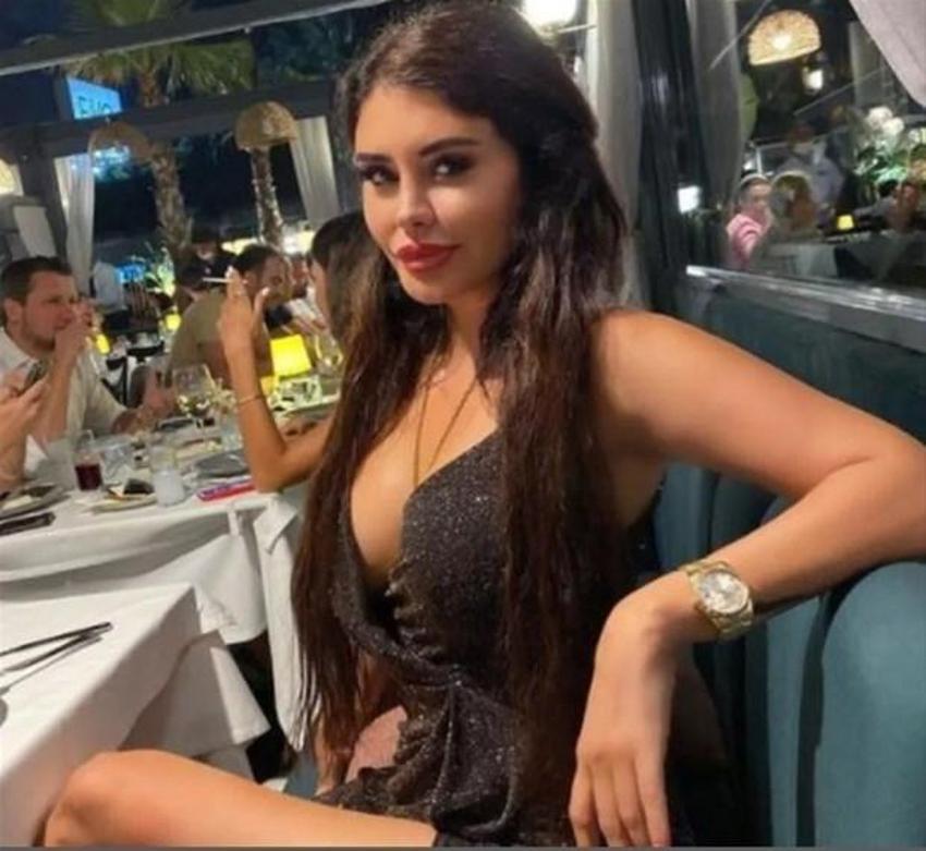 Ebru Polat cesur paylaşımlarına yenisini ekledi! Göğüs dekoltesi...