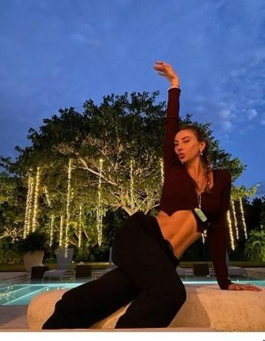 Şeyma Subaşı'dan üstsüz poz!