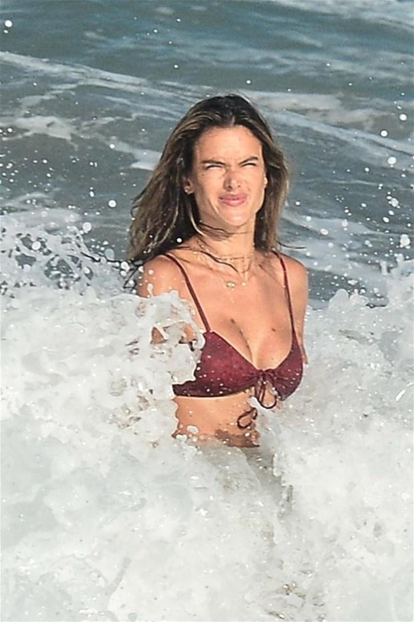 Alessandra Ambrosio salgın dinlemiyor!