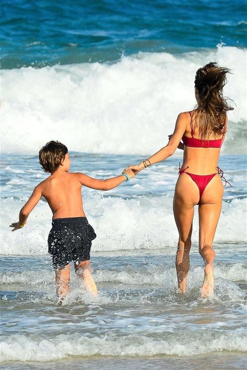 Alessandra Ambrosio salgın dinlemiyor!