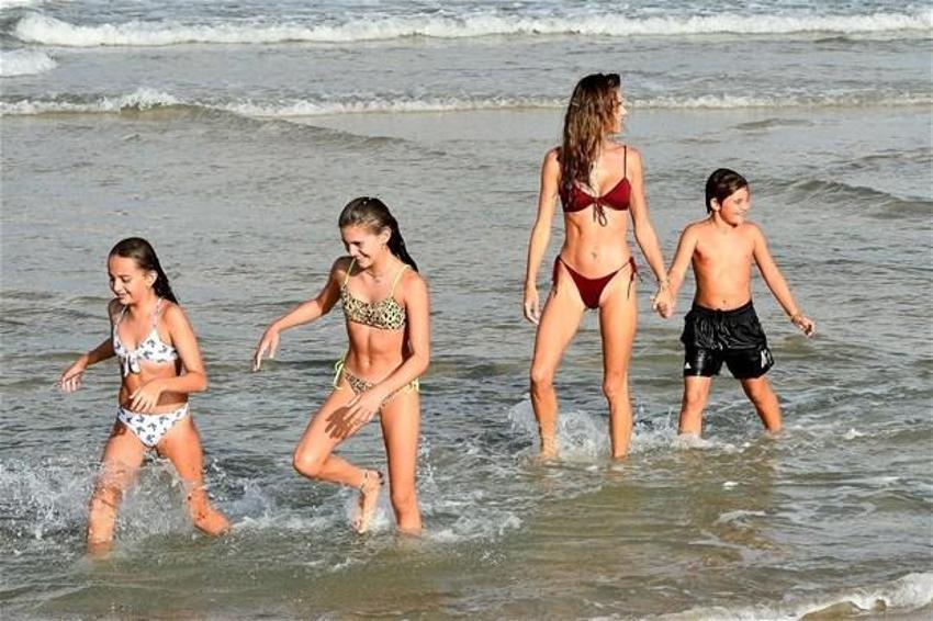 Alessandra Ambrosio salgın dinlemiyor!