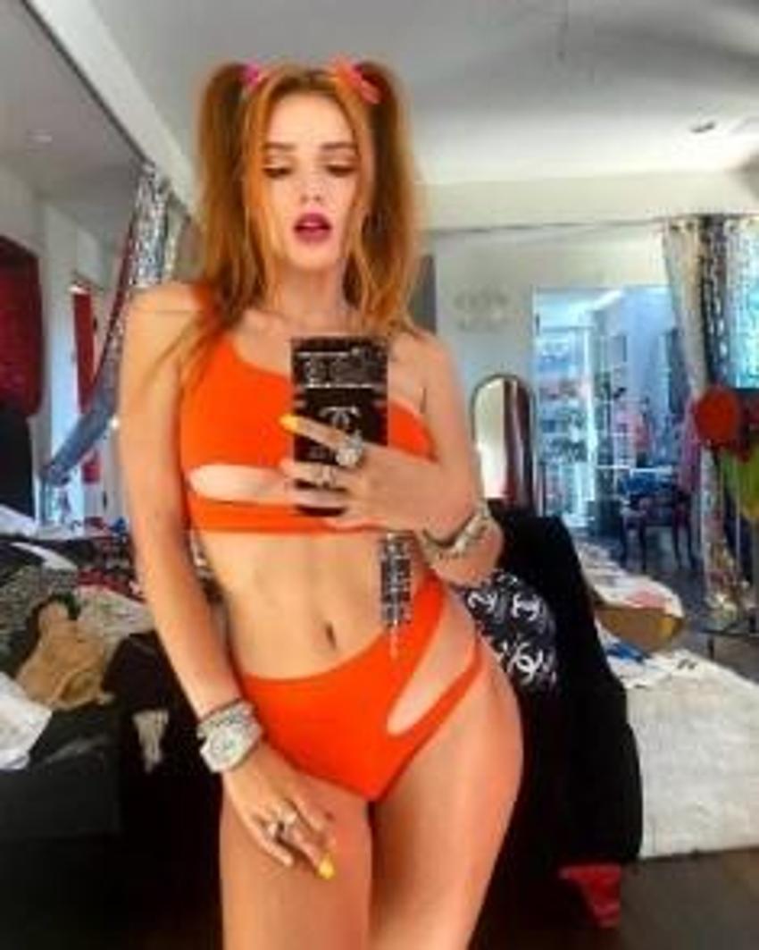 Ne yaptın Bella Thorne! Bu kez bikini üstü dar geldi...