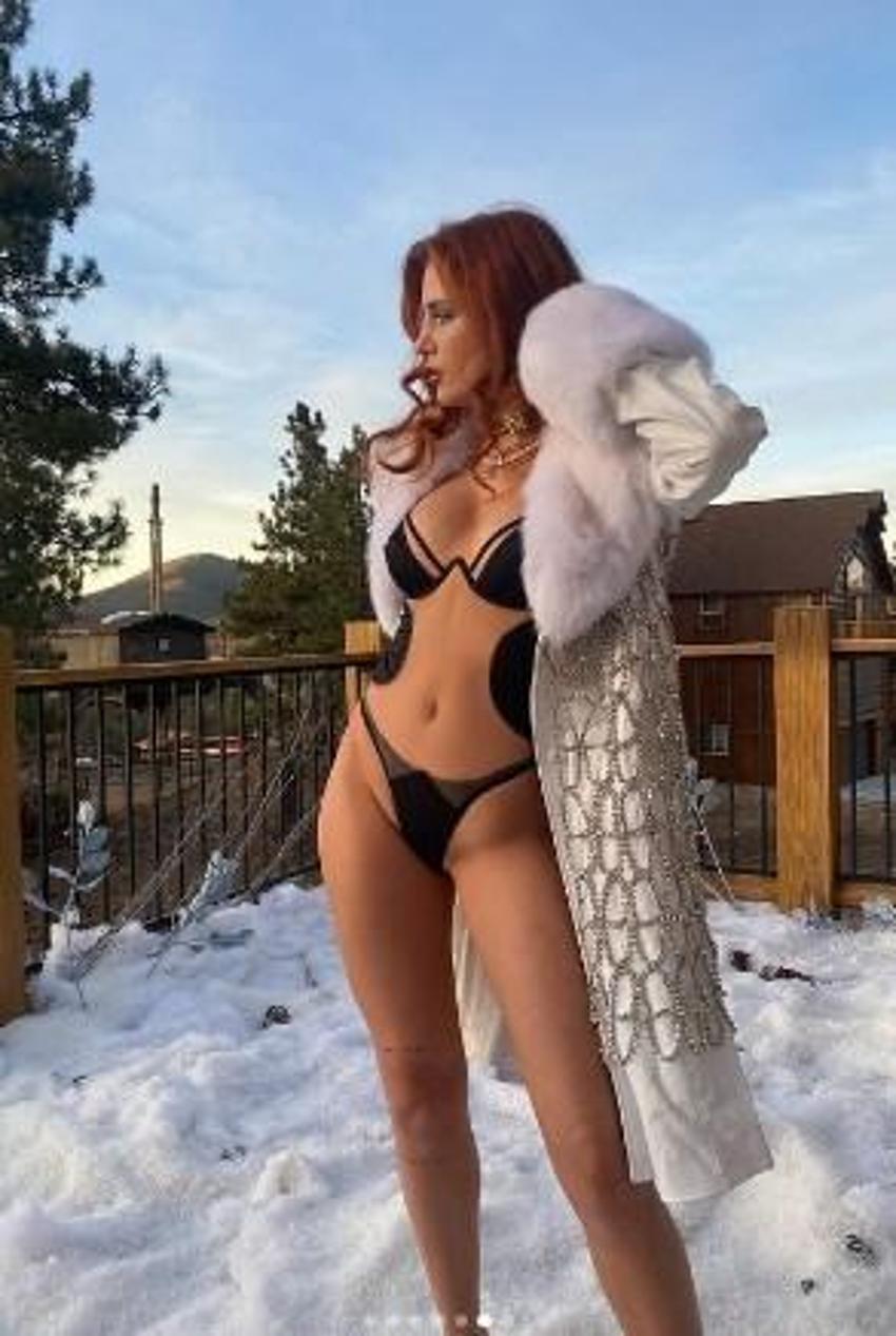 Ne yaptın Bella Thorne! Bu kez bikini üstü dar geldi...