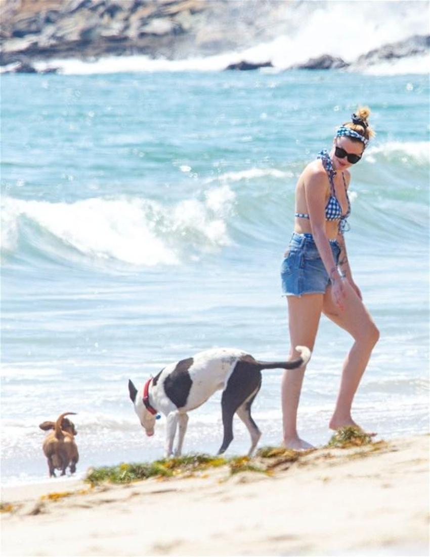 Ireland Baldwin yalnızca çizme giydi! Çırılçıplak...