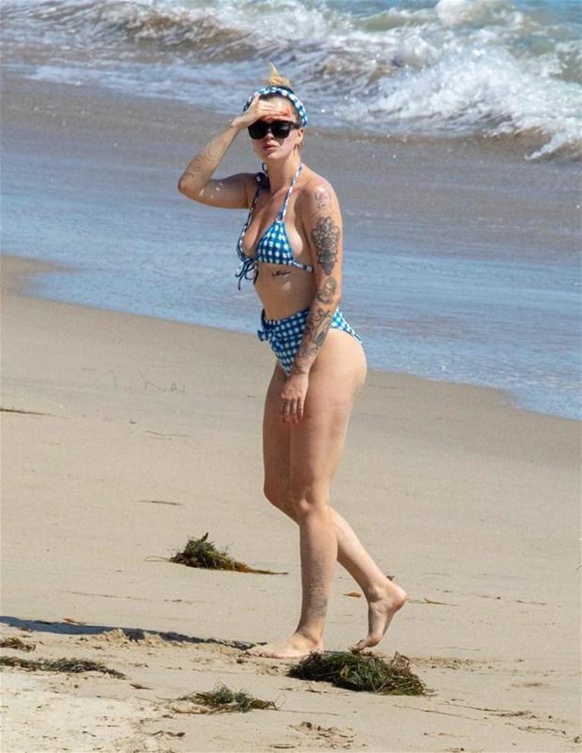 Ireland Baldwin yalnızca çizme giydi! Çırılçıplak...