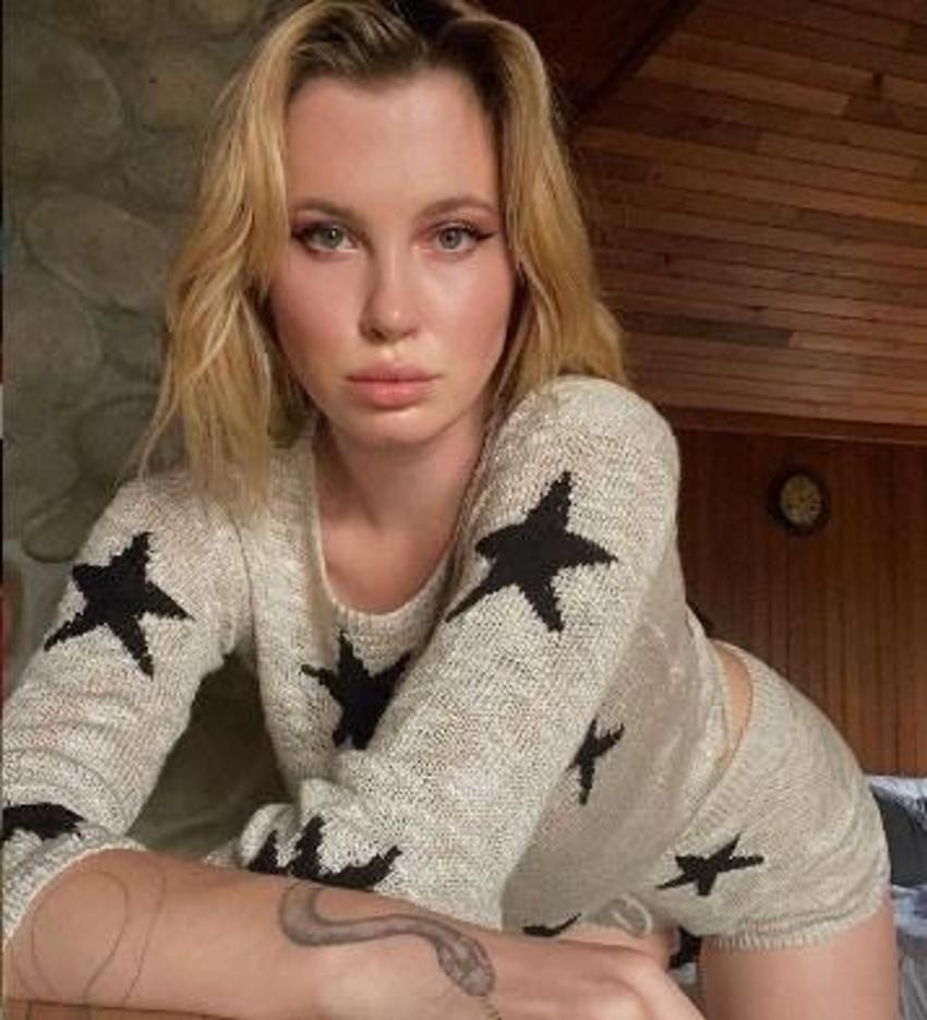 Ireland Baldwin yalnızca çizme giydi! Çırılçıplak...