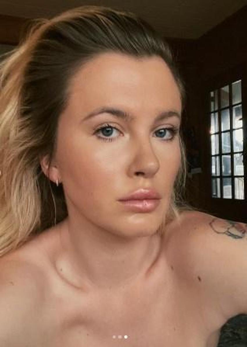 Ireland Baldwin yalnızca çizme giydi! Çırılçıplak...