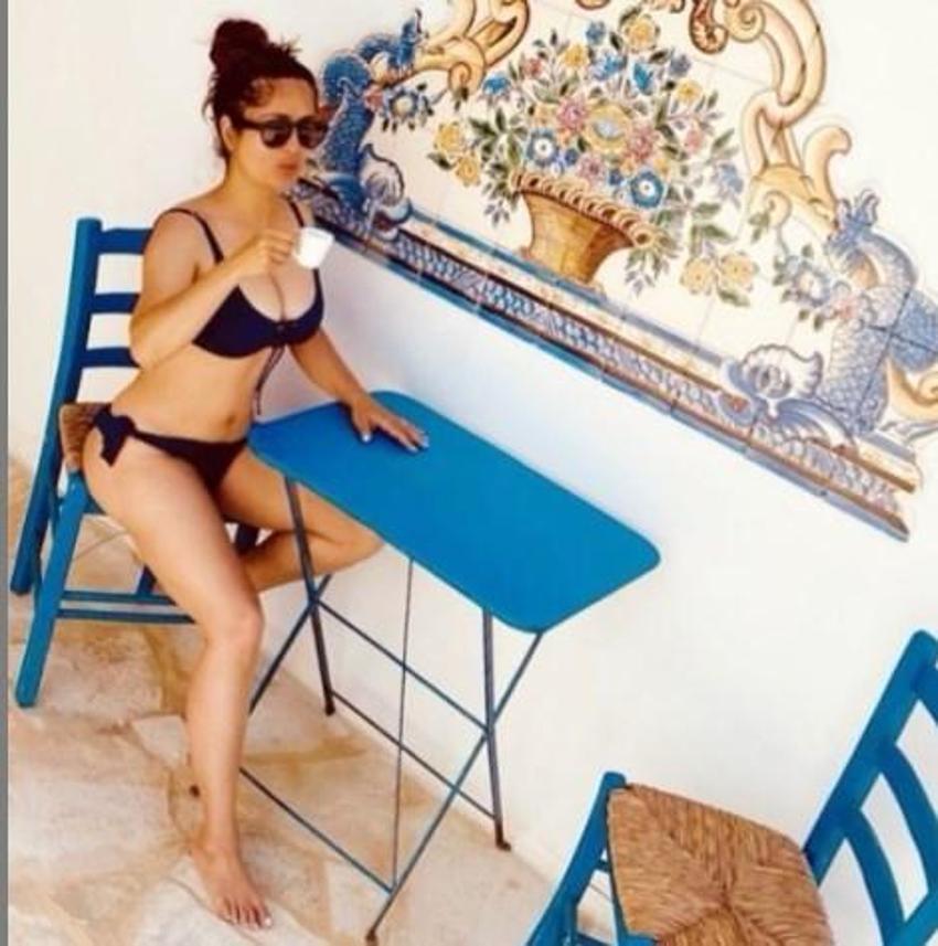 Salma Hayek yeni yılı bikinili pozuyla karşıladı!
