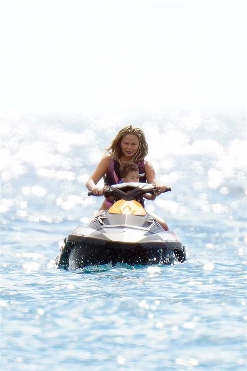 Chrissy Teigen kötü günleri geride bıraktı!