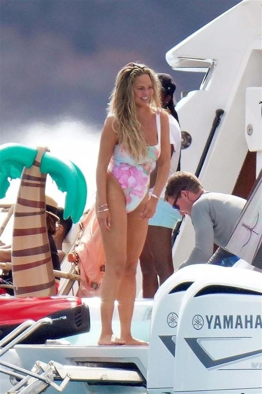 Chrissy Teigen kötü günleri geride bıraktı!