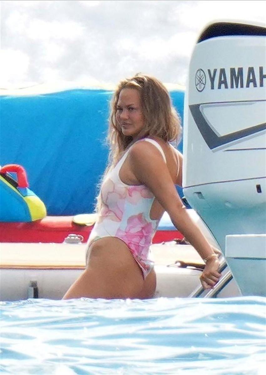 Chrissy Teigen kötü günleri geride bıraktı!