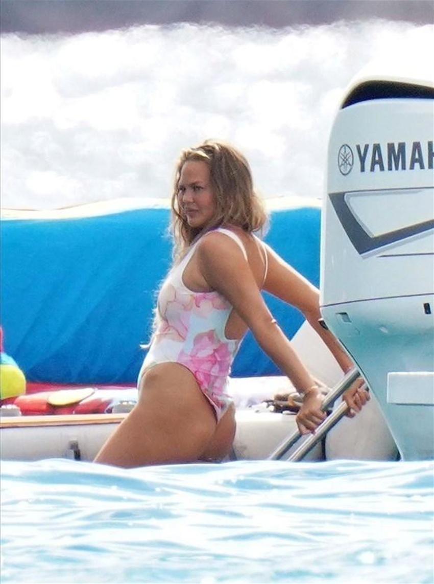 Chrissy Teigen kötü günleri geride bıraktı!