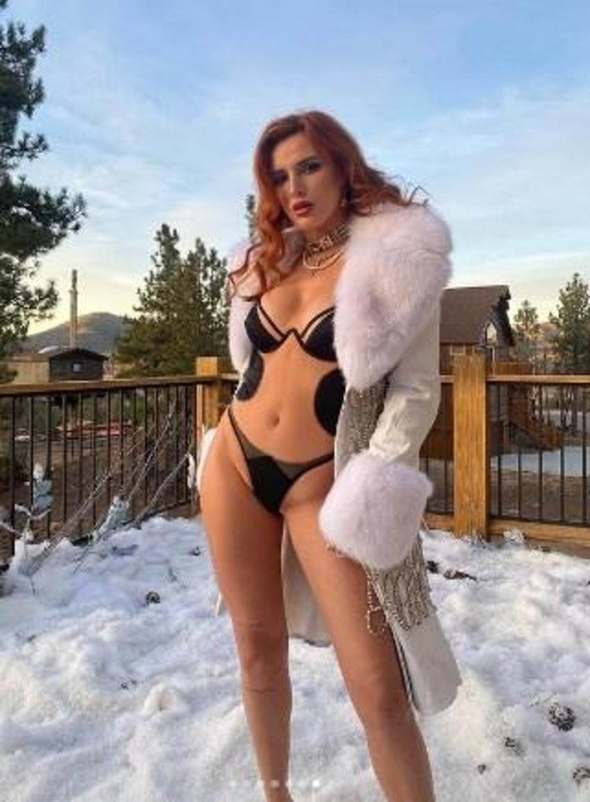 Bella Thorne karlar üzerinde iç çamaşırlarıyla pozlar verdi!